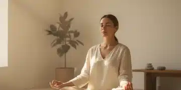 Mulher meditando em posição de lótus, transmitindo paz e tranquilidade.