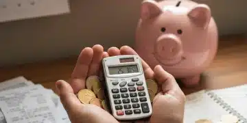 Allocations Familiales 2026 : Hausse de 3% et Impact sur Votre Foyer Mains comptant des euros avec une calculatrice, représentant le calcul des aides familiales.