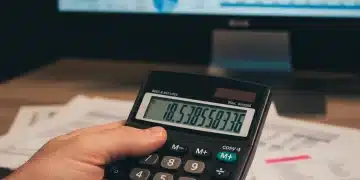 Plafonds de Ressources 2026 : Impact et Aides Sociales en France Calculatrice et documents financiers illustrant le calcul des droits aux aides sociales.