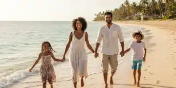 Famille souriante en vacances à la plage, profitant des aides de l'État pour 2026.