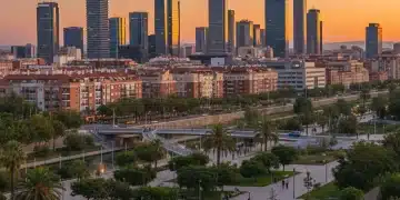 Panorama urbano de una ciudad española al atardecer, simbolizando la estabilidad y el crecimiento del mercado inmobiliario en 2026.