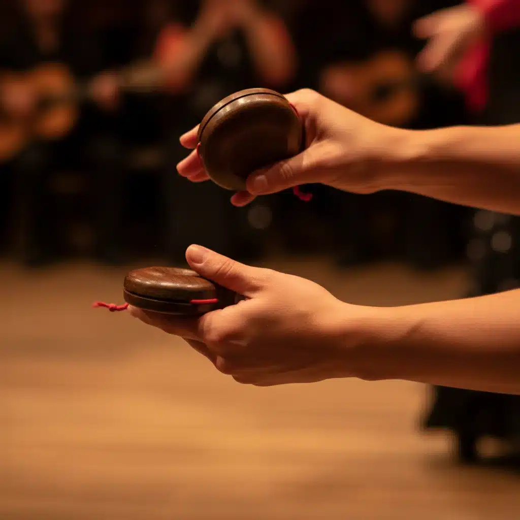 Primer plano de manos tocando castañuelas en un tablao flamenco.