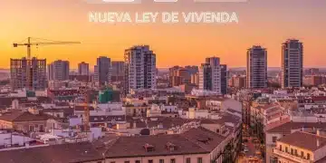 Panorama urbano de una ciudad española al atardecer, representando el mercado de vivienda y la nueva ley.